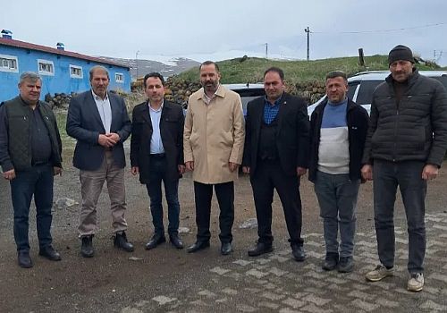 Ardahan’da AK Parti yönetimi her hafta Cuma namazını bir köyde kılıyor, vatandaşlarla buluşuyor.