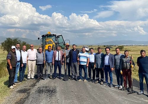 Ardahan da AK Partililer asfalt çalışmalarına katılıp, ellerine kürek alarak asfalt döktüler.