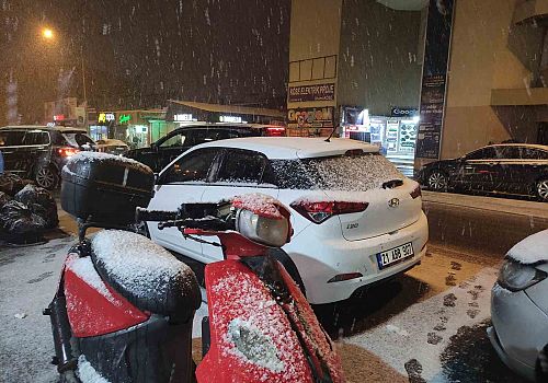 Ardahan’da Akşam Saatlerinde Kar Yağışı: Kent Merkezi Beyaza Büründü