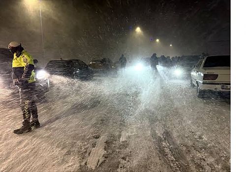 Ardahan da  araçlarıyla yolda mahsur kalan 57 kişi kurtarıldı