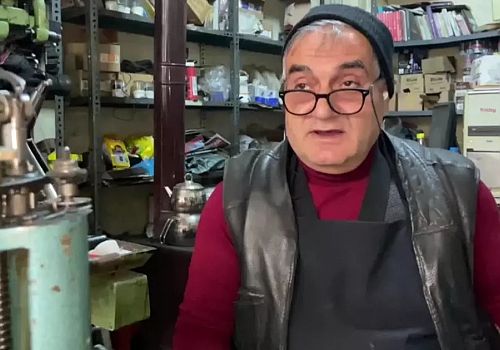 Ardahan'da ayakkabı tamircisi Erdal Uygur, artan maliyetler ve çırak bulamama sorunları yaşıyor
