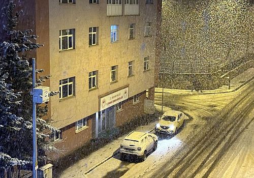 Ardahan'da Bahar Sürprizi: Sağanak Yağış Yerini Kar Yağışına Bıraktı