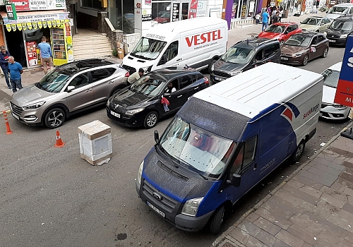 Ardahan da Bahşiş almak için çamaşır makinesi ile düğün konvoyunun önünü kesti
