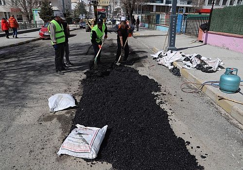 Ardahan da başlatılan yol bakım ve onarım çalışmaları hız kesmeden sürdürüyor