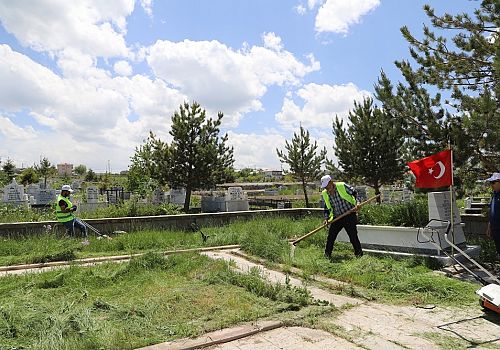 Ardahan da Bayram öncesi cami bahçelerinde hummalı bir temizlik çalışması yapıyor