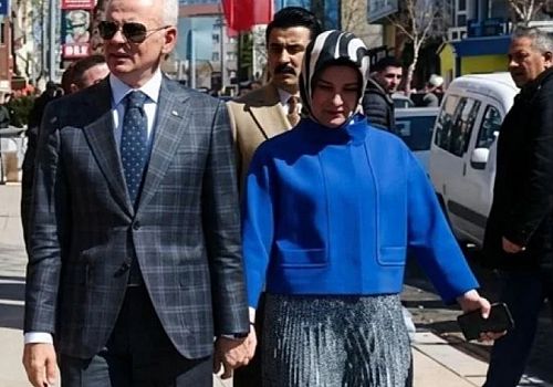 Ardahan’da Bayram Sevinci Sokaklara Taştı: Vali Çiçekli ve Eşi Halkla Kucaklaştı