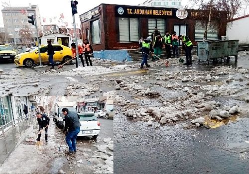 Ardahan da Belediye ekipleri buz tutan kaldırımlarda buz temizleme çalışması yaptı.
