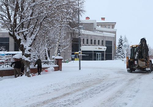 Ardahan’da, belediye ekipleri kent genelinde temizlik çalışmaları başlattı