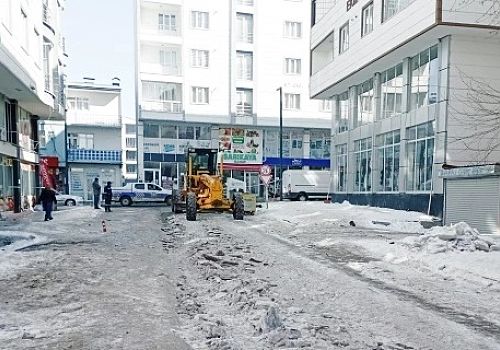 Ardahan da Belediye mahalle aralarındaki kar ve buz birikintileriyle mücadele çalışmalarına devam ediyor