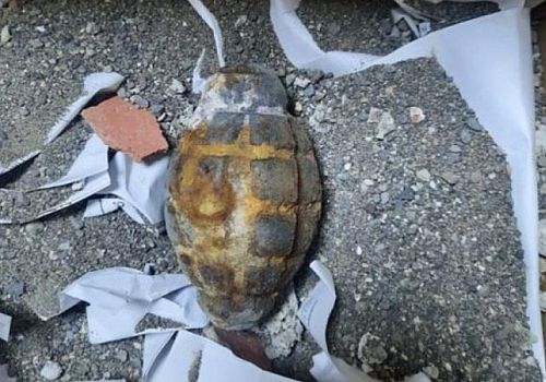 Ardahan'da bir inşaatın doğal gaz hattı kazısı sırasında işçilerin bulduğu el bombası paniğe yol açtı