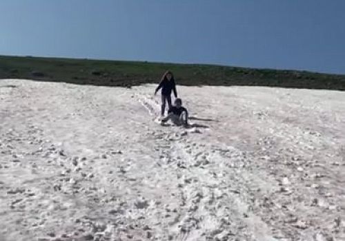 Ardahan’da bir yanda kar, bir yanda yaz olmak üzere günde iki mevsim yaşanıyor