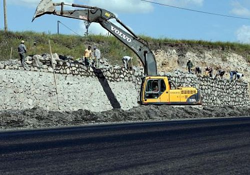 Ardahan da bölünmüş yollara heyelan duvarları örülüyor