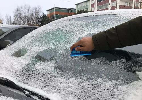 Ardahan da cadde ve sokaklar buz pistine döndü.