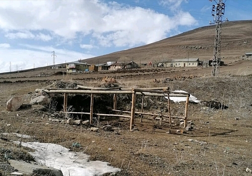 Ardahan'da çalınan elektrik direklerinin ahır inşaatlarında kullanıldığı tespit edildi