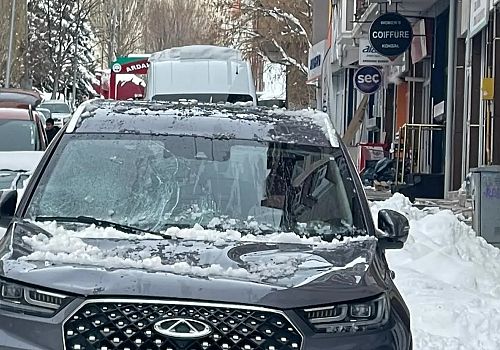Ardahan’da Çatıdan Düşen Kar ve Buz Kütlesi Otomobile Zarar Verdi