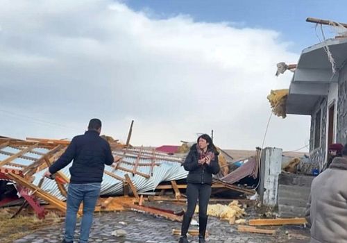 Ardahan da çatısı uçan ev ve ahırlarda hasar tespit çalışması yapıldı 