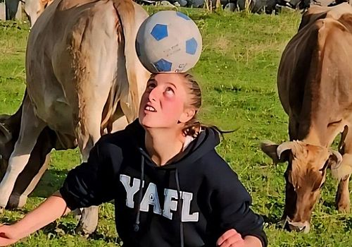 Ardahan da çobanlık yapan Irmak Zarife Şeker'in en büyük hayali, bir kadın futbol takımında oynamak.