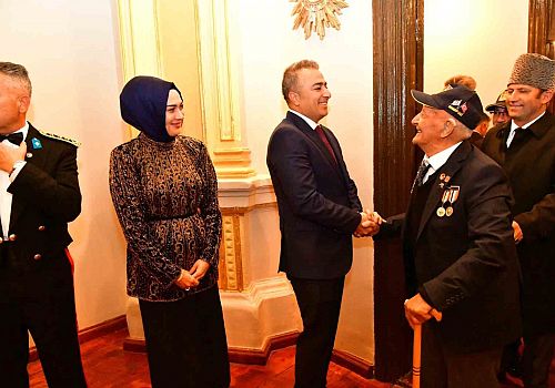 Ardahan da Cumhuriyet’in 101. kuruluş yıl dönümü dolayısıyla hazırlanan Cumhuriyet pastası kesildi