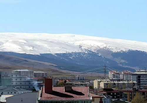Ardahan'da dağların zirvesine kar yağdı