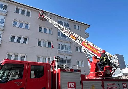 Ardahan’da Dev Buz Sarkıtları Temizleniyor