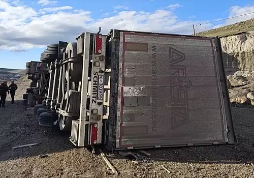 Ardahan'da devrilen tırın sürücüsü yaralandı