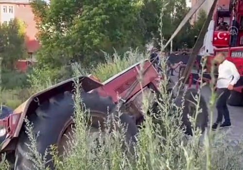 Ardahan'da devrilen traktörün sürücüsü hayatını kaybetti
