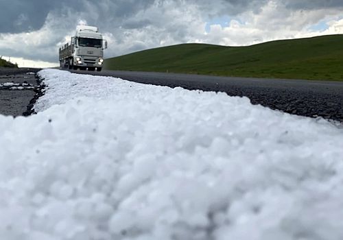Ardahan'da dolu ve sağanak etkili oldu.