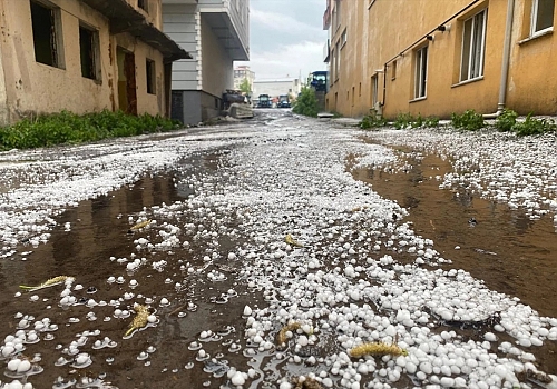 Ardahan'da dolu ve sağanak, yaşamı olumsuz etkiledi