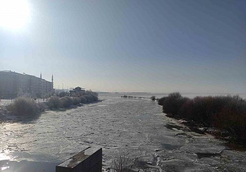 Ardahan da Dondurucu soğukların etkisiyle Kura Nehri’nin yüzeyi buz tuttu