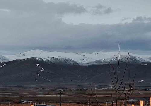 Ardahan da dün geceki yağışla birlikte dağlar yeniden beyaza büründü