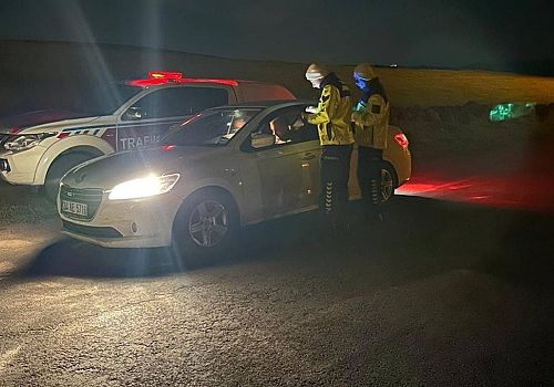 Ardahan'da emniyet ve jandarma ekiplerinin trafik denetimleri devam ediyor.