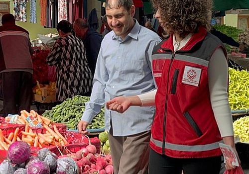 Ardahan da Engelsiz Yaşam Merkezi bireyleri, pazardan alışveriş yapıp ihtiyaç sahibi ailelere ulaştırdı