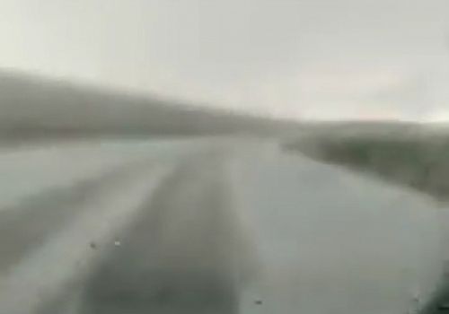 Ardahan'da etkili olan dolu kara yolunu beyaza bürüdü