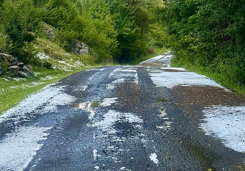Ardahan’da etkili olan dolu yağışı günlük yaşamı olumsuz etkilerken yollar beyaza büründü.