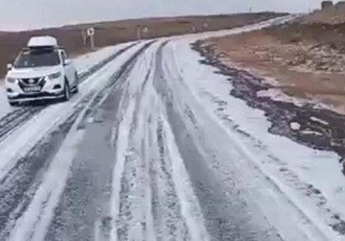Ardahan'da etkili olan dolu yağışı karayolunu beyaza bürüdü