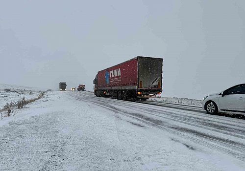 Ardahan’da etkili olan kar ve buzlanma nedeniyle çok sayıda araç yolda kaldı