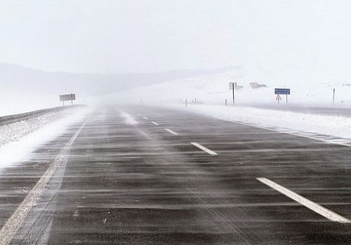 Ardahan'da etkili olan kar ve tipi ulaşımda aksamalara neden oluyor