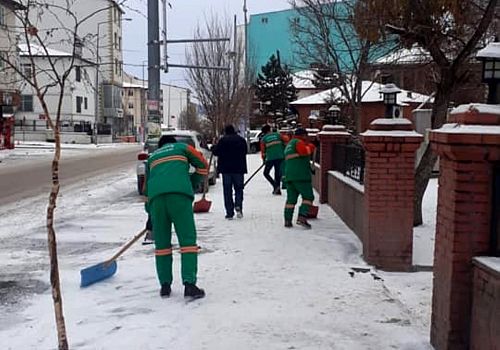 Ardahan 'da Etkili Olan Kar Yağışı Belediye Ekiplerini Harekata Geçirdi 