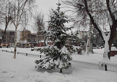 Ardahan’da etkili olan kar yağışı sonrasında kent merkezi beyaz gelinliğe büründü