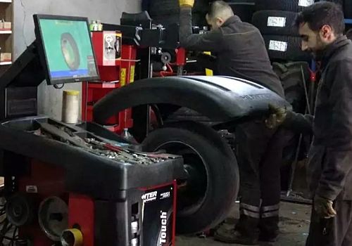 Ardahan'da etkili olan kar yağışı, sürücüleri kış lastiği değişimine yönlendirdi