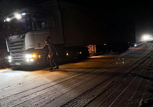 Ardahan'da etkili olan kar yağışı ve buzlanma nedeniyle bazı tırlar yolda kaldı.