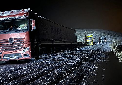 Ardahan'da etkili olan kar yağışı ve buzlanma nedeniyle bazı tırlar yolda kaldı.