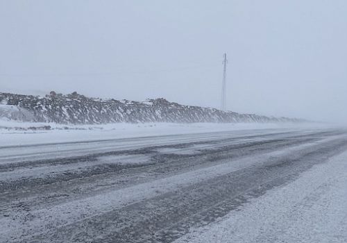 Ardahan'da etkili olan kar yağışı ve buzlanma nedeniyle bazı tırlar yolda kaldı