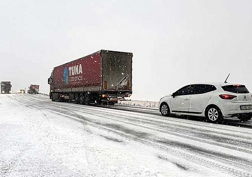 Ardahan'da etkili olan kar yağışı ve buzlanma sebebiyle bazı tırların ve otomobillerin yolda kaldı