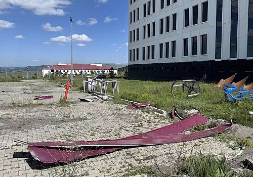 Ardahan'da etkili olan kuvvetli rüzgar, binaların çatılarına zarar verdi ve yaşamı olumsuz etkiledi.