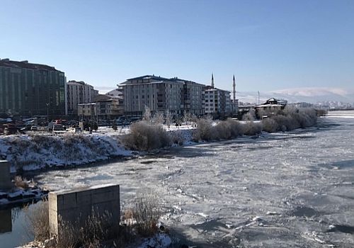 Ardahan da etkili olan soğuk hava nedeniyle Kura Nehri'nin yüzeyi tamamen dondu.
