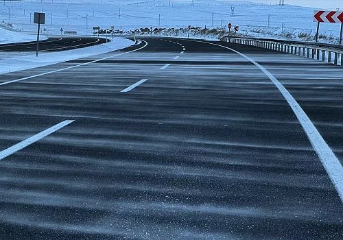 Ardahan'da etkili olan yoğun tipi, yolları buzlayarak ulaşımda aksamalara neden oldu