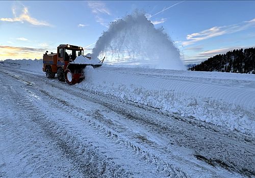 Ardahan da etkisini kaybeden tipinin ardından karla mücadele çalışmaları yapılıyor