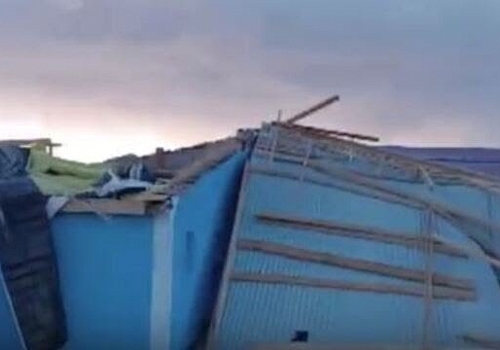 Ardahan'da fırtına nedeniyle 8 binanın ve 1 ahırın çatısı uçtu
