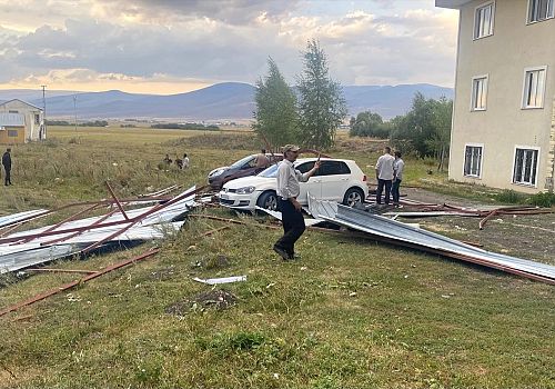 Ardahan'da fırtına sonucu bazı binaların çatıları uçtu, araçlar zarar gördü
